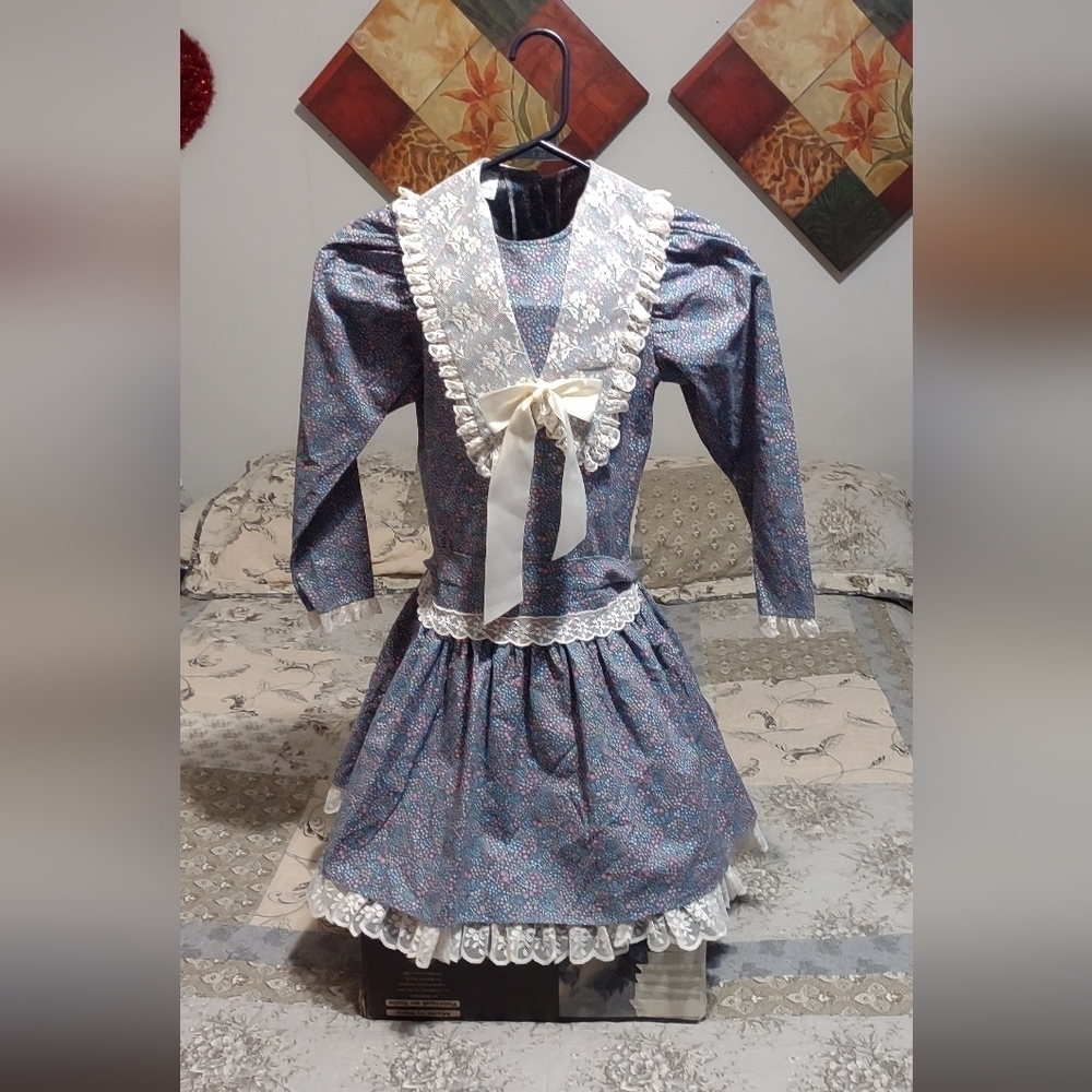 Vintage Style Blue Floral Dress with Lace Trim